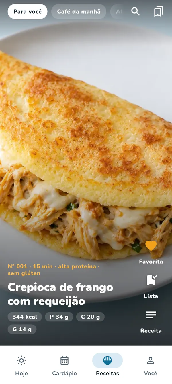 The Chave Fit recipe screen: a full-screen photo of recipe No. 001, a chicken crepioca, with 15 min, 344 kcal and 34 g of protein, and the Favorite, List and Recipe buttons. The app is shown in Portuguese.
